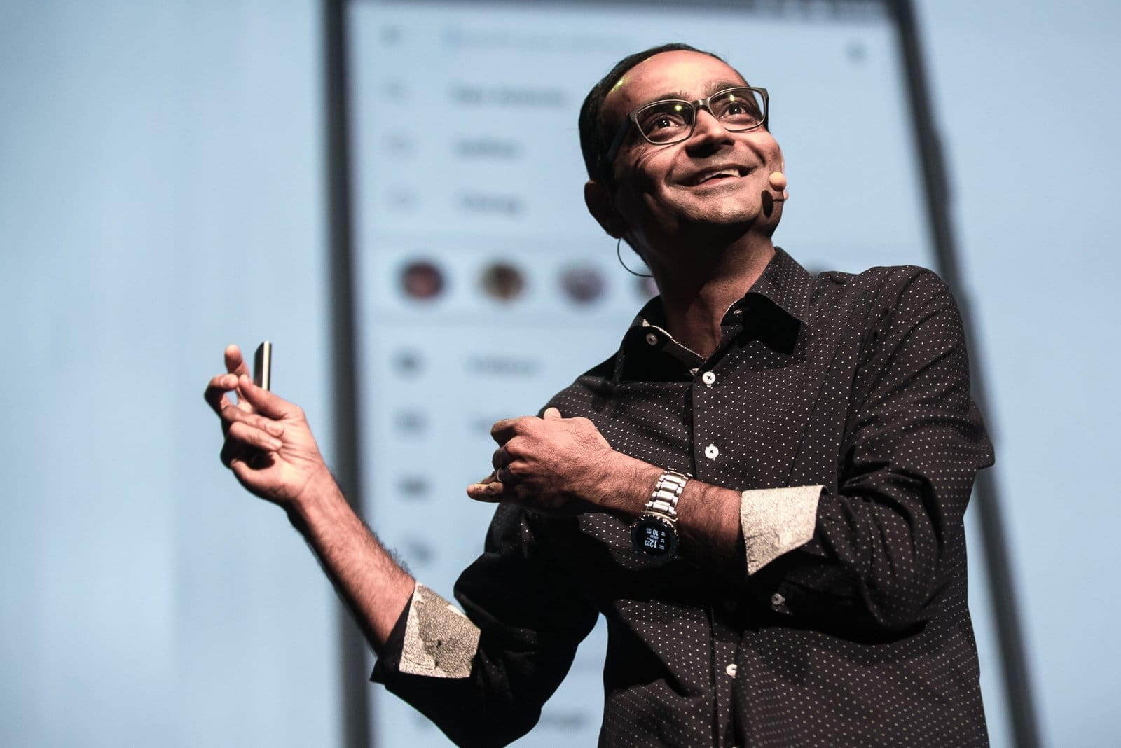 Avinash Kaushik speaking on stage